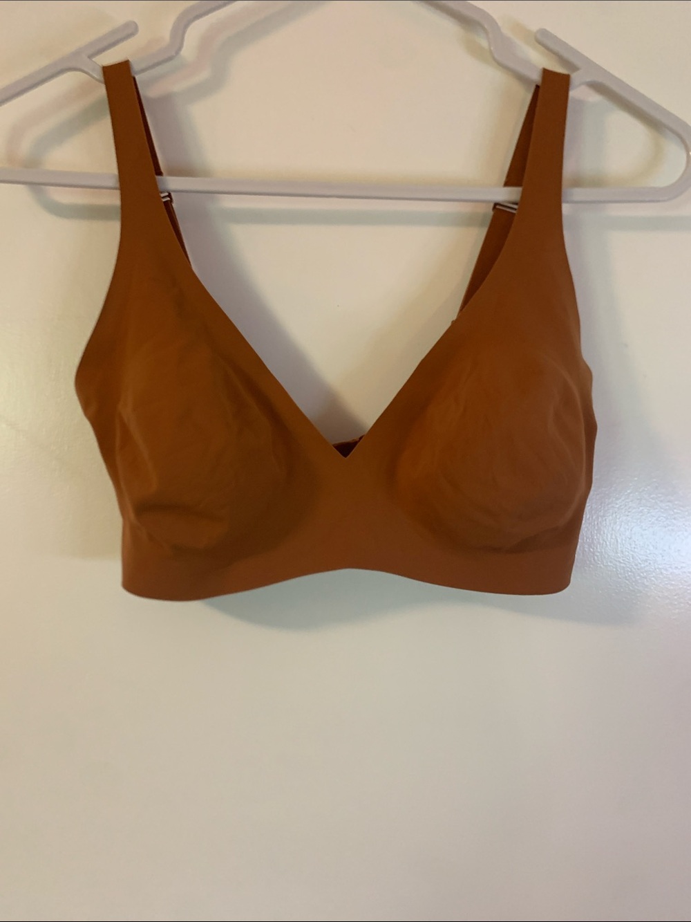 Set of two SKIMS V-Neck Wirefree Bralette in Rust Brown and Peach
